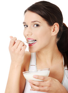 Frau genießt Joghurt